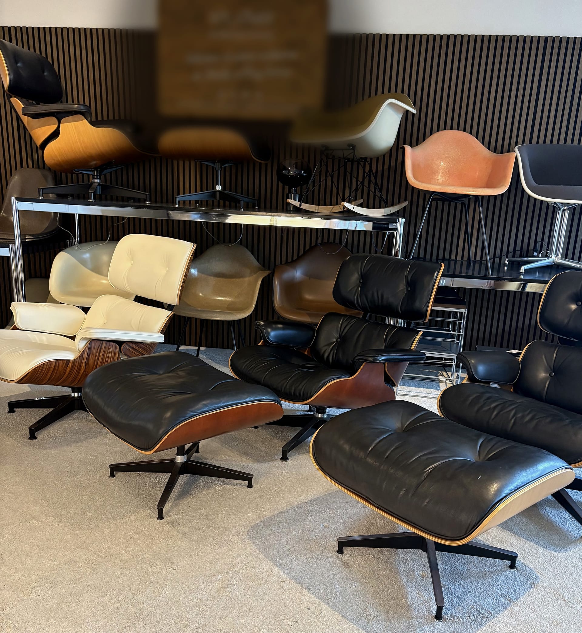 Eames Lounge Chairs & Ottomans en palissandre et cuir dans le showroom Art Chair à Lausanne